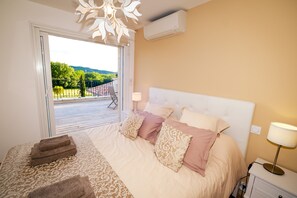 3 slaapkamers, een strijkplank/strijkijzer, gratis wifi, beddengoed