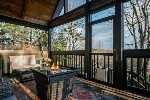 Pet friendly! Mountain views and only 20 mins to Brevard!