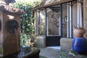 Exterior detail - Atypical old sheepfold, with heated swimming pool and jacuzzi, (LE PLAN DE LA TOUR)