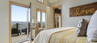 WOW the VIEWS✨Luxurious Mountaintop Lodge🏔️Hot Tub under the BIG SKY🌟Close t Town