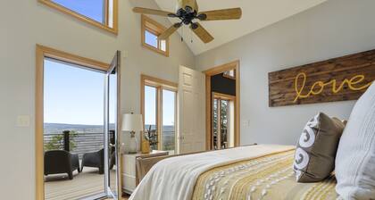 WOW the VIEWS✨Luxurious Mountaintop Lodge🏔️Hot Tub under the BIG SKY🌟Close t Town