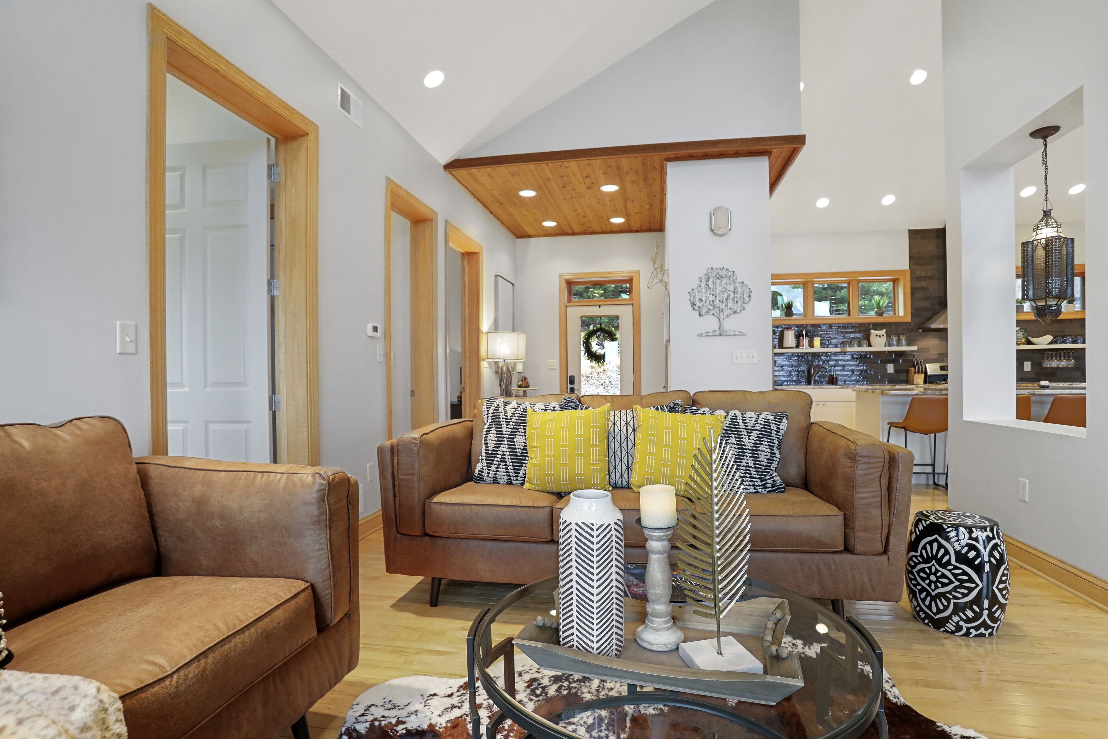 Una Smart TV, una chimenea, videojuegos, un reproductor de DVD