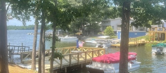 Remodeled Water-Front Lake Cottage with Dock! Kayaks provided!
