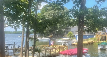 Remodeled Water-Front Lake Cottage with Dock! Kayaks provided!