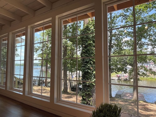 Remodeled Water-Front Lake Cottage with Dock! Kayaks provided!