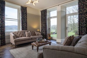 Fernseher, Kamin, Bücher, Arbeitsbereiche