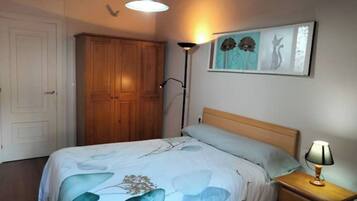 1 slaapkamer, een strijkplank/strijkijzer, gratis wifi, beddengoed