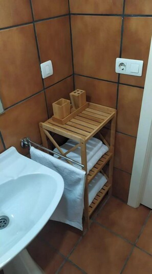 Suihku, hiustenkuivaaja, pyyhkeet, saippua