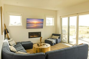 Smart-TV, Kamin, Tischtennisplatte, Bücher