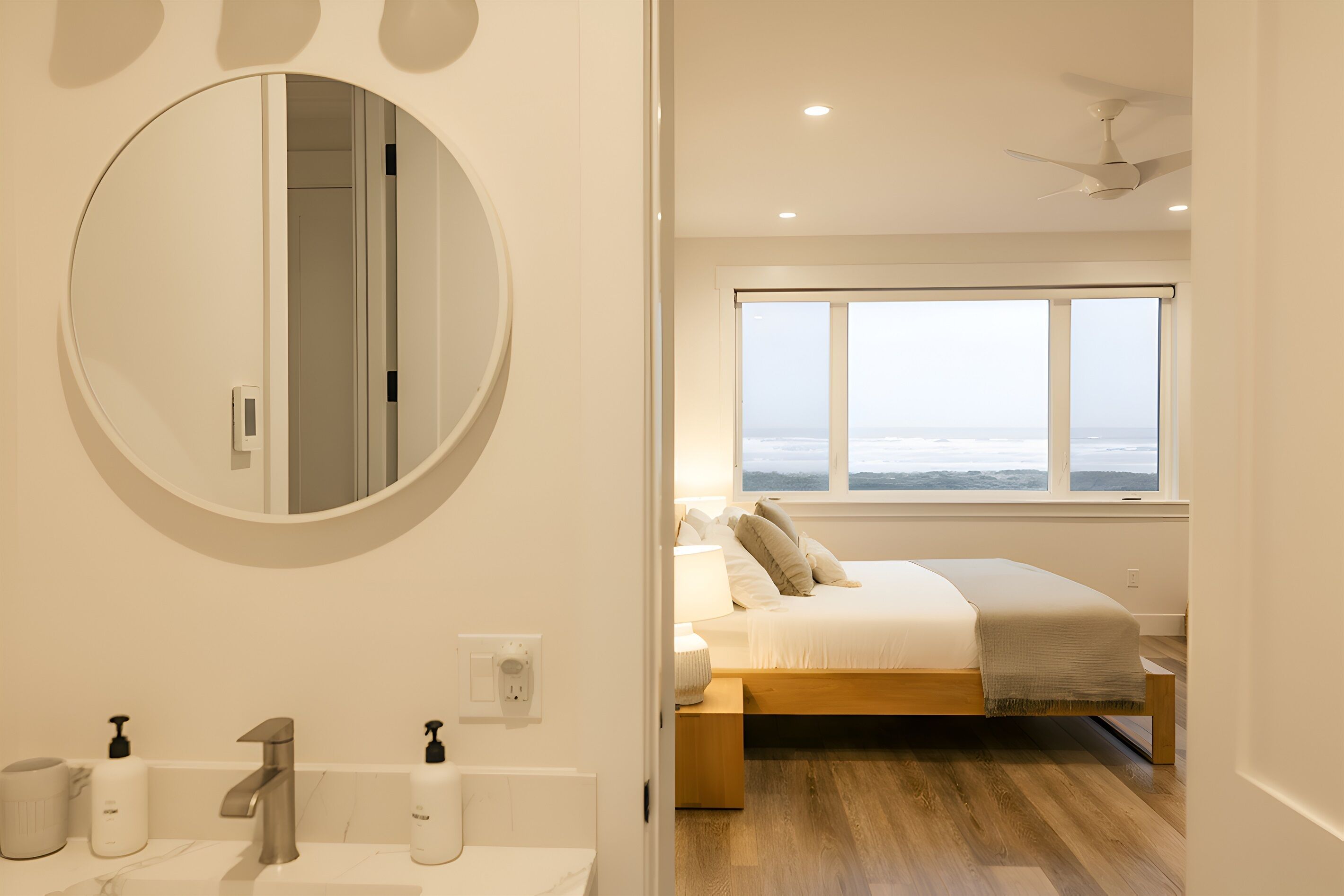 5 Schlafzimmer, Schreibtisch, Bügeleisen/Bügelbrett, Reisekinderbett