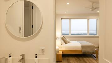 5 bedrooms, desk, iron/ironing board, travel crib