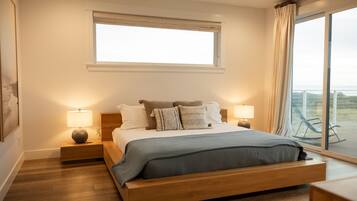 5 habitaciones, escritorio y tabla de planchar con plancha