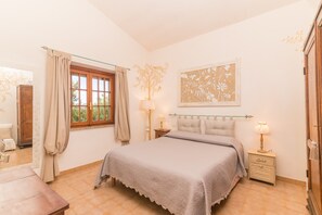 4 chambres, bureau, fer et planche à repasser, accès au Wi-Fi (inclus)