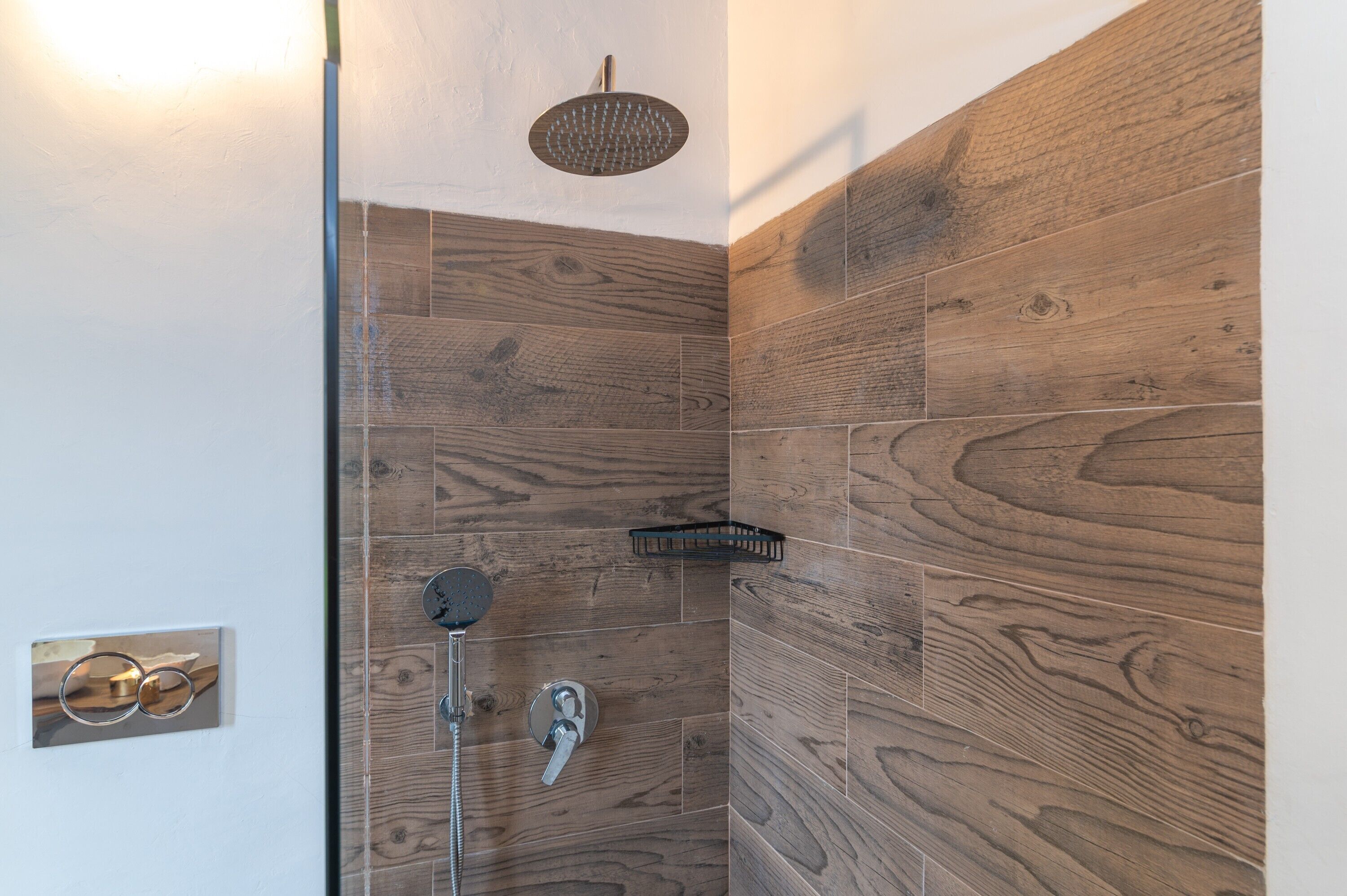Badewanne, kostenlose Toilettenartikel, Haartrockner, Handtücher