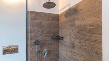 Badewanne, kostenlose Toilettenartikel, Haartrockner, Handtücher