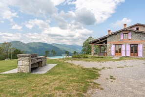 Property grounds - Apartments "Serrino Family" with Mountain View, Shared Pool and Wi-Fi (Pistoia)