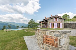 Property grounds - Apartments "Serrino Family" with Mountain View, Shared Pool and Wi-Fi (Pistoia)