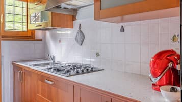 Kühlschrank, Herdplatte, Wasserkocher mit Kaffee-/Teezubehör