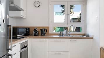 Køleskab, mikrobølgeovn, ovn, kogeplade