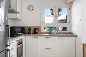 Kylskåp, mikrovågsugn, ugn och spishäll