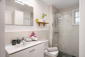 Shower, hair dryer, towels - Apartment "Casa Lorea" with Shared Pool, Private Terrace and Wi-Fi (Puerto del Carmen)