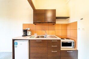 Réfrigérateur, four, plaque de cuisson, cafetière/bouilloire