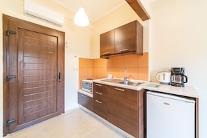 Fridge, oven, stovetop, coffee/tea maker