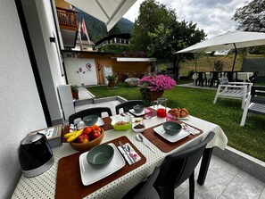 Outdoor dining - Loft "Casa Facco" with Mountain View, Garden & Wi-Fi (Bocenago)