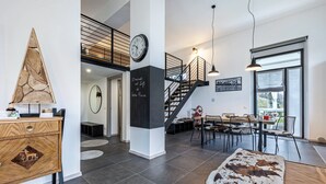 Ein geräumiger Wohnbereich mit Treppe, Essbereich und einer Rezeption.