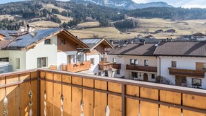 A residential area with houses featuring sloped roofs, wooden balconies, and solar panels. - Apartment "Trojer 2" with Mountain View, Whirlpool & Wi-Fi (Sarentino)