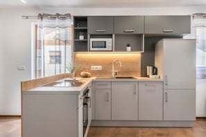 Frigorifero, microonde, forno, piano cottura