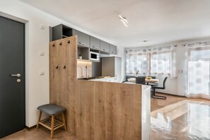 Kühlschrank, Mikrowelle, Ofen, Herdplatte