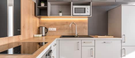 Réfrigérateur, four à micro-ondes, un four, surface de cuisson