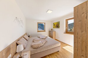 2 bedrooms, iron/ironing board, free WiFi, bed sheets - Töniglerhof "Apartment Abendrot" with Mountain View, Garden & Wi-Fi (Trodena)