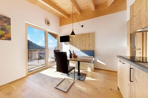 Dining - Töniglerhof "Apartment Morgensonne" with Mountain View, Garden & Wi-Fi (Trodena)