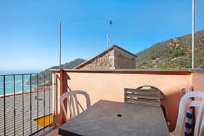 Outdoor dining - Studio "Serra Monolocale" with Terrace and Air Conditioning (bonassola)