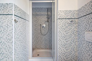 Bathtub, towels - Studio "Serra Monolocale" with Terrace and Air Conditioning (bonassola)