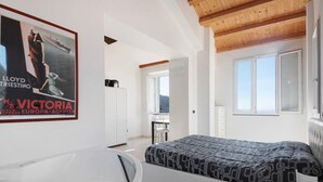 Une chambre à coucher avec un lit, un bureau et une fenêtre.