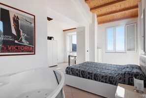 1 bedroom, bed sheets