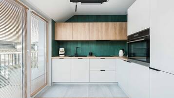 Lägenhet Deluxe | Eget kök | Stort kylskåp, ugn, spishäll och diskmaskin