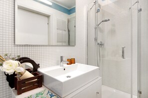 Een douche, gratis toiletartikelen, een haardroger, handdoeken