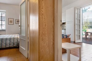 1 bedroom, bed sheets