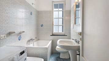 Een bad, gratis toiletartikelen, een haardroger, handdoeken