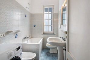 Badewanne, kostenlose Toilettenartikel, Haartrockner, Handtücher