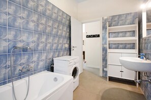 Baignoire, sèche-cheveux, serviettes fournies