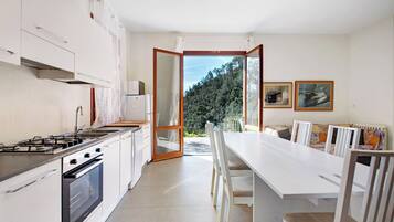 Frigorifero, microonde, piano cottura, lavastoviglie