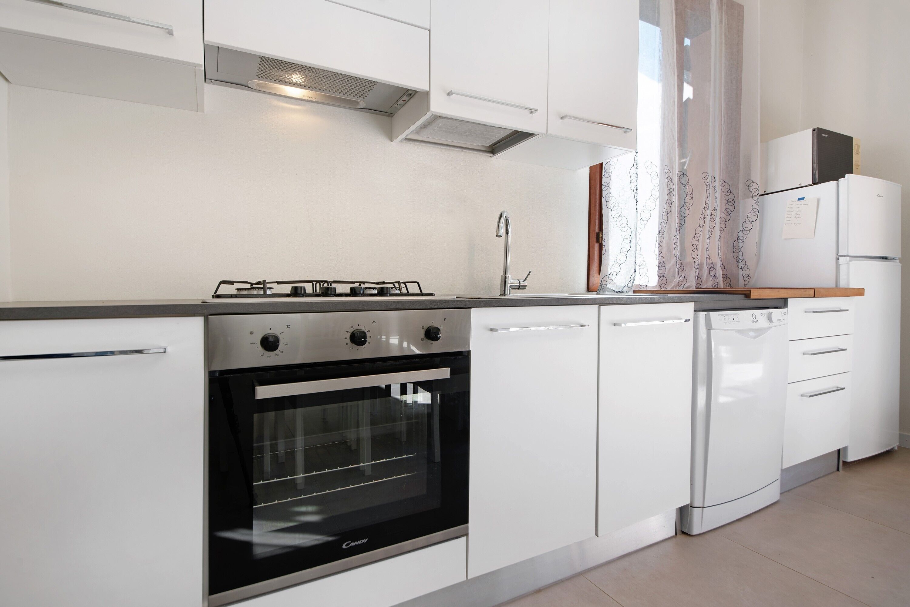 Frigorifero, microonde, piano cottura, lavastoviglie