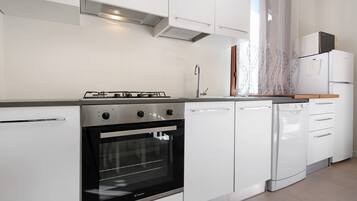 Frigorifero, microonde, piano cottura, lavastoviglie