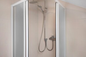 Bathtub, hair dryer, towels - "Villa Del Sole" with Sea View, Garden, and Terrace (Bonassola)