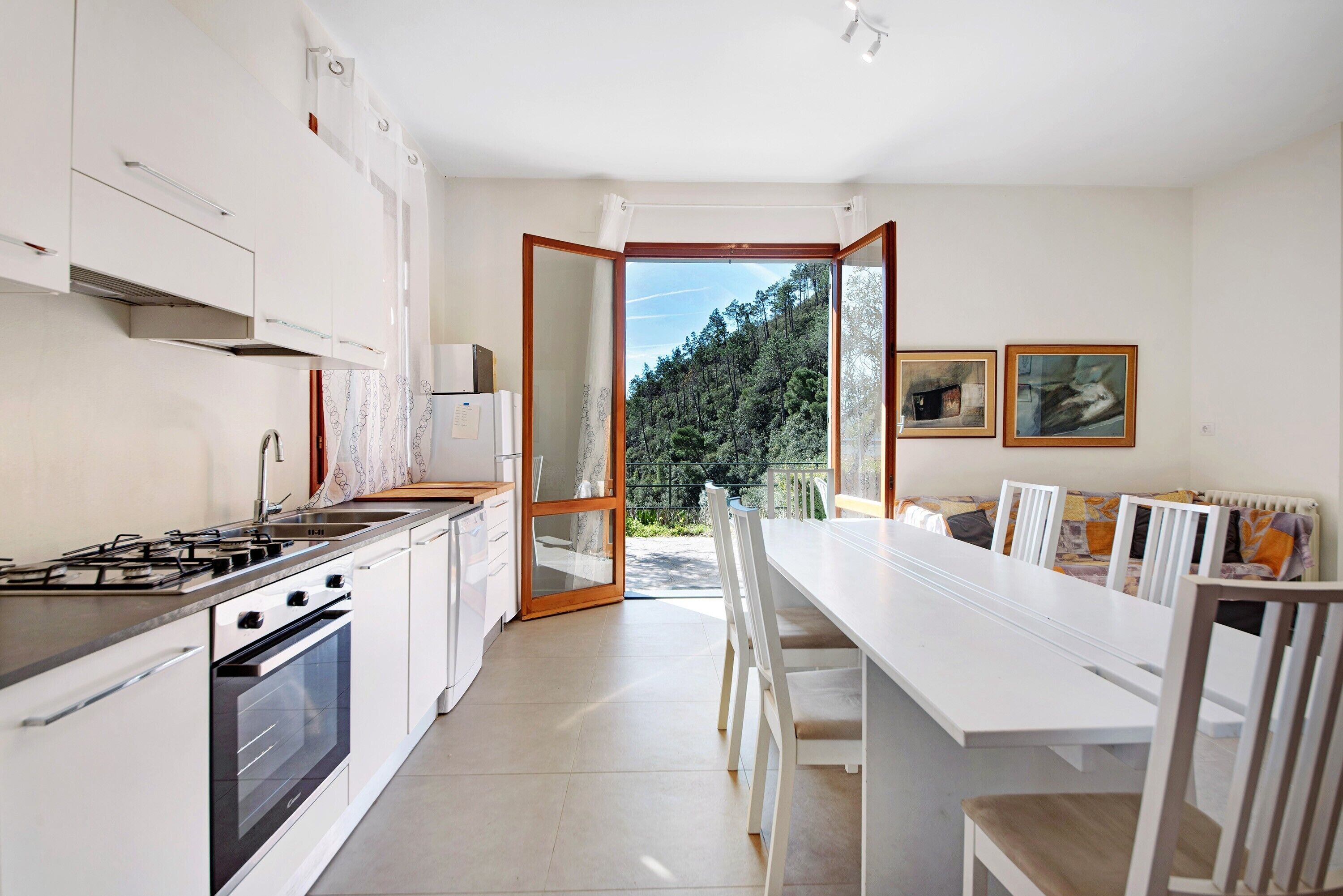 Frigorifero, microonde, piano cottura, lavastoviglie